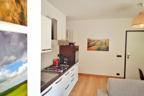 Fridge, microwave, oven, stovetop - Lake View Gateway - My Home In Como (Argegno)