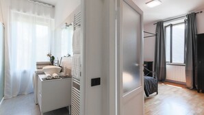 Une salle de bain moderne avec un lavabo, un porte-serviettes et un miroir.