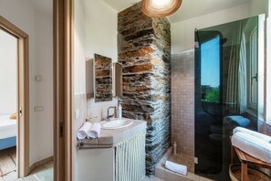 Shower, hair dryer, bidet, shampoo - Lost in Paradise - My Home In Como (Santa Maria Rezzonico)
