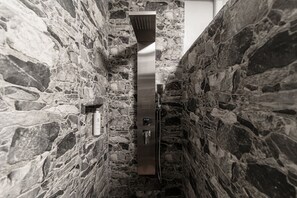 Douche, sèche-cheveux, bidet