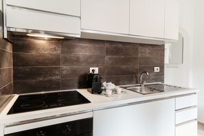 Fridge, oven, stovetop, coffee/tea maker