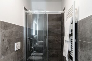 Shower, jetted tub, hair dryer, bidet - Friends & Family Retreat - My Home In Como (Como)