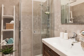 Doccia, asciugacapelli, bidet, asciugamani