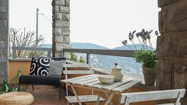 A balcony with a table, chairs, a bench, and a potted plant. - Wonder View - My Home In Como (Como)