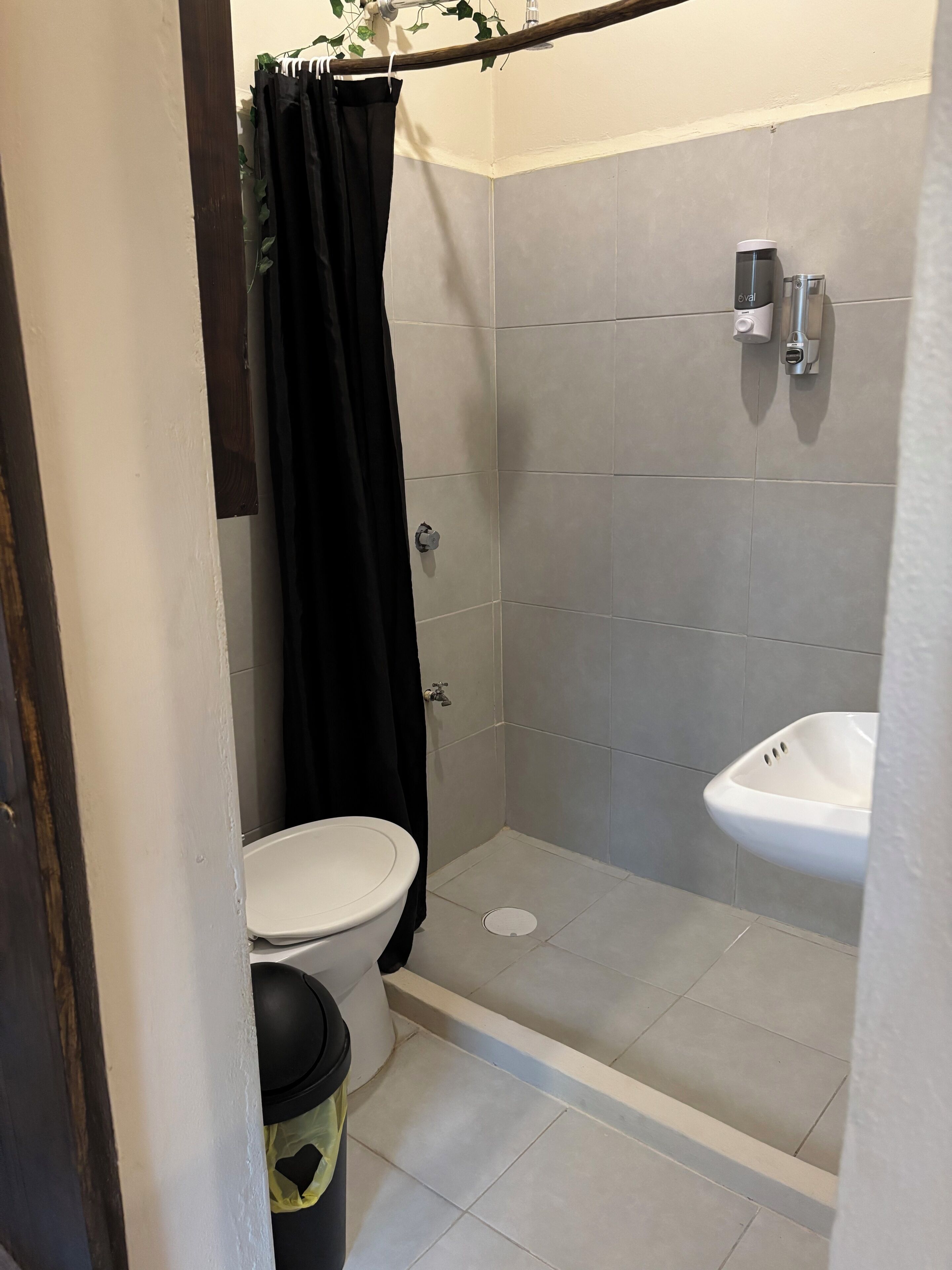 Un baño con inodoro, ducha y lavamanos.