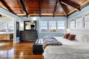 3 bedrooms, desk, iron/ironing board, travel crib - The widow’s walk your very own spa experience (Marblehead)