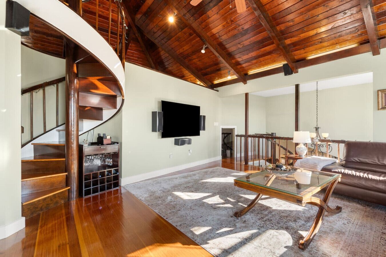 Tv, eldstad och en stereo