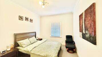 3 habitaciones, tabla de planchar con plancha, wifi y ropa de cama