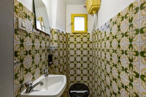 Douche, sèche-cheveux, bidet, serviettes fournies