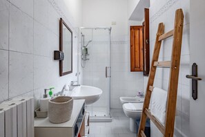 Een douche, een haardroger, een bidet, handdoeken