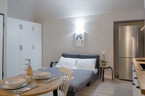 Tabla de planchar con plancha, wifi y ropa de cama