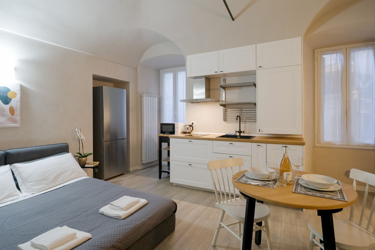 Tabla de planchar con plancha, wifi y ropa de cama 