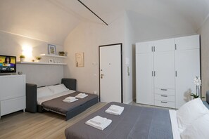 Tabla de planchar con plancha, wifi y ropa de cama