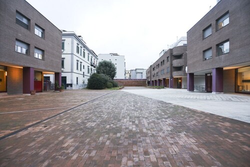 GuestHost - Apartment with balcony that accommodates up to 6 people, with 3 bedrooms and 2 bathrooms, located in a recent building a stone's throw from the lively market of Poggioreale. The proximity to the motorway makes travel easy, while the connectio
