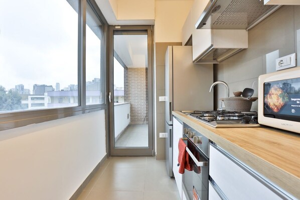 Frigorifero, microonde, forno, piano cottura