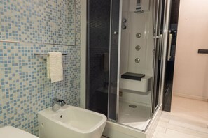 Shower, free toiletries, hair dryer, bidet