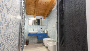 Dusche, kostenlose Toilettenartikel, Haartrockner, Bidet