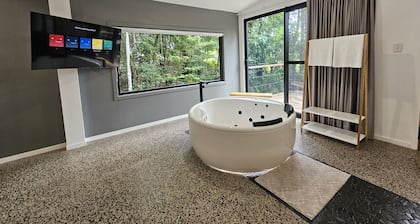 Couples Retreat spa & massage cabin Cairns