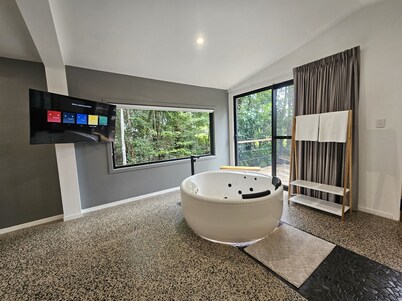 Couples Retreat spa & massage cabin Cairns