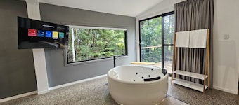 Couples Retreat spa & massage cabin Cairns