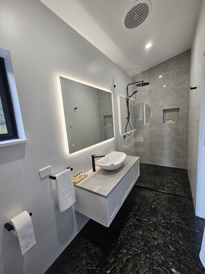 Hårtørrer, håndklæder, Sæbe, Toiletpapir