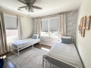 3 bedrooms, in-room safe, iron/ironing board, travel cot - Single Family Downtown House with Private Yard (Charleston)