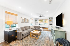 Smart TV, books - Single Family Downtown House with Private Yard (Charleston)