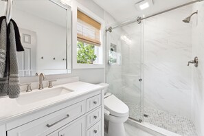Shower, hair dryer, bidet, towels - Single Family Downtown House with Private Yard (Charleston)