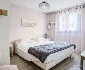 4 habitaciones, tabla de planchar con plancha y cuna de viaje 