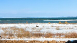 Nær stranden og fisking