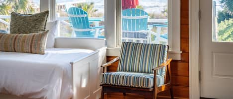 5 habitaciones, tabla de planchar con plancha y acceso a internet