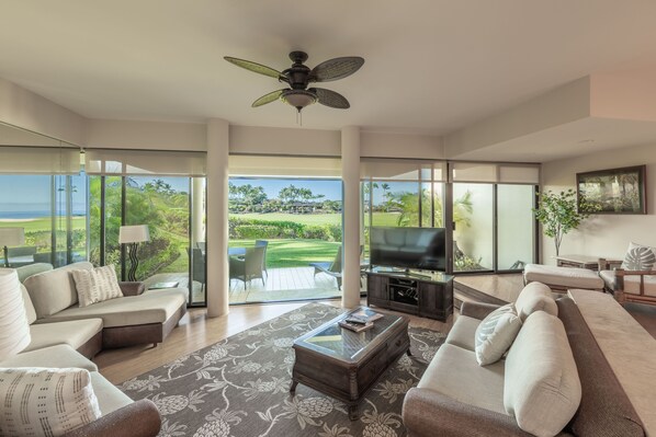 Smart-TV, bøker, stereoanlegg og kontorer