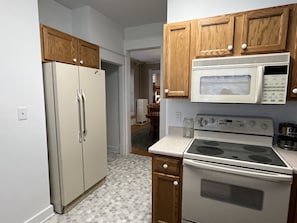 Private kitchen - Forest Ave Historic Rutledge home 8 beds close to everything in the metro. (Des Moines)