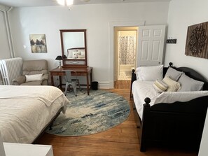 3 bedrooms, iron/ironing board, WiFi, bed sheets - Forest Ave Historic Rutledge home 8 beds close to everything in the metro. (Des Moines)