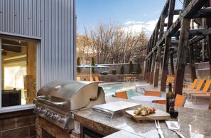 Outdoor dining - Studio, great location in the middle of Park City, steps from Town Ski Lift. (Park City)