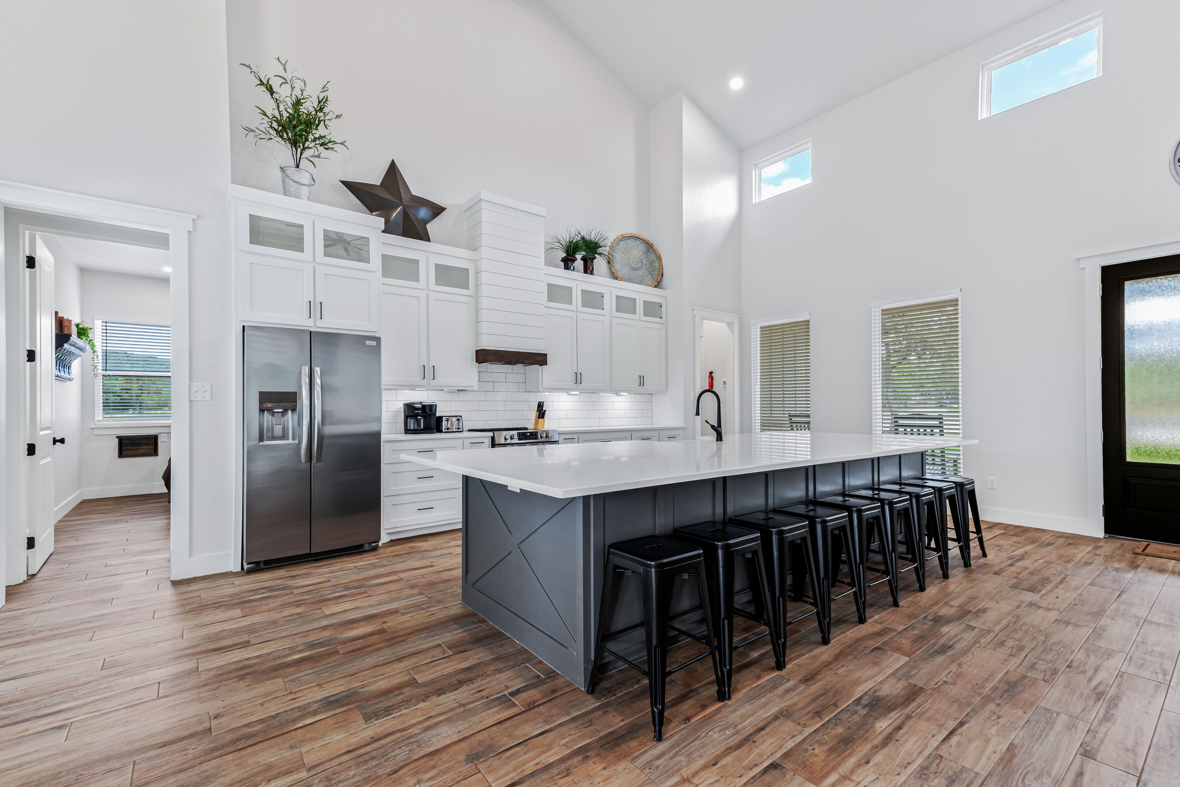 Kühlschrank, Mikrowelle, Ofen, Geschirrspüler