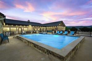 Pool - Outdoor kitchen, volleyball, swimming pool & hot tub! (Concan)