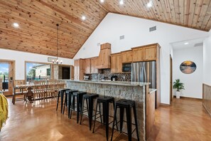 Réfrigérateur, micro-ondes, plaque de cuisson, lave-vaisselle