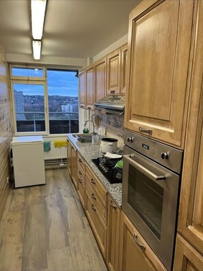 Fridge, microwave, oven, stovetop - Appartement 3 Chambres de 92m2 + 2 Terrasses (Anderlecht)