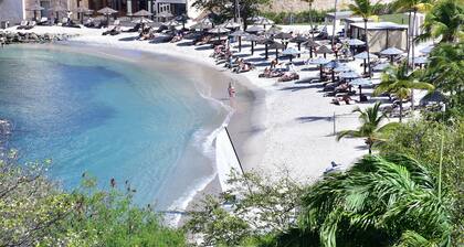 Beachfront Cozy Apt. Min to Beach, ROYALTON & Sandals. 2 miles from Rodney bay