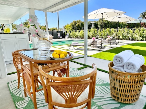 Outdoor dining - MIAMI LUX HOUSE / Pool / Lounge / Bar (Miami)