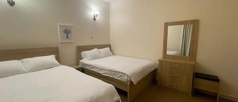 2 habitaciones, tabla de planchar con plancha, wifi y ropa de cama
