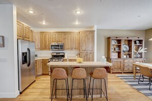 Microwave, oven, stovetop, coffee/tea maker - Lovely Prospector 3 Bedroom (Park City)