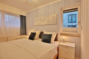 2 bedrooms, iron/ironing board, WiFi