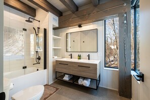 Een douche, een haardroger, handdoeken