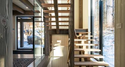 NEW! Lagom Tyst Chalet | 7 Bedroom | Hot Tub | Near Resort | Tremblant Living