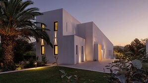 Un bâtiment moderne doté d’un toit plat, de grandes fenêtres et d’une pelouse bien entretenue.