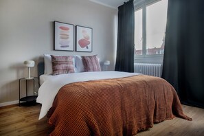 Tabla de planchar con plancha, wifi, ropa de cama