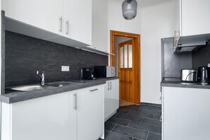 Kylskåp, mikrovågsugn, ugn och spishäll