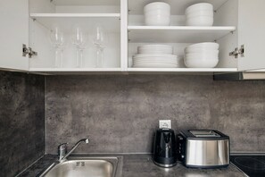 Køleskab, mikrobølgeovn, ovn, kogeplade